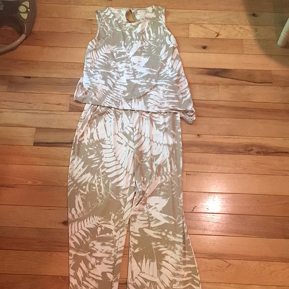 Chico's Pants - Beautiful women’s jumpsuit Chicos size 1 petite great for work or nite out!